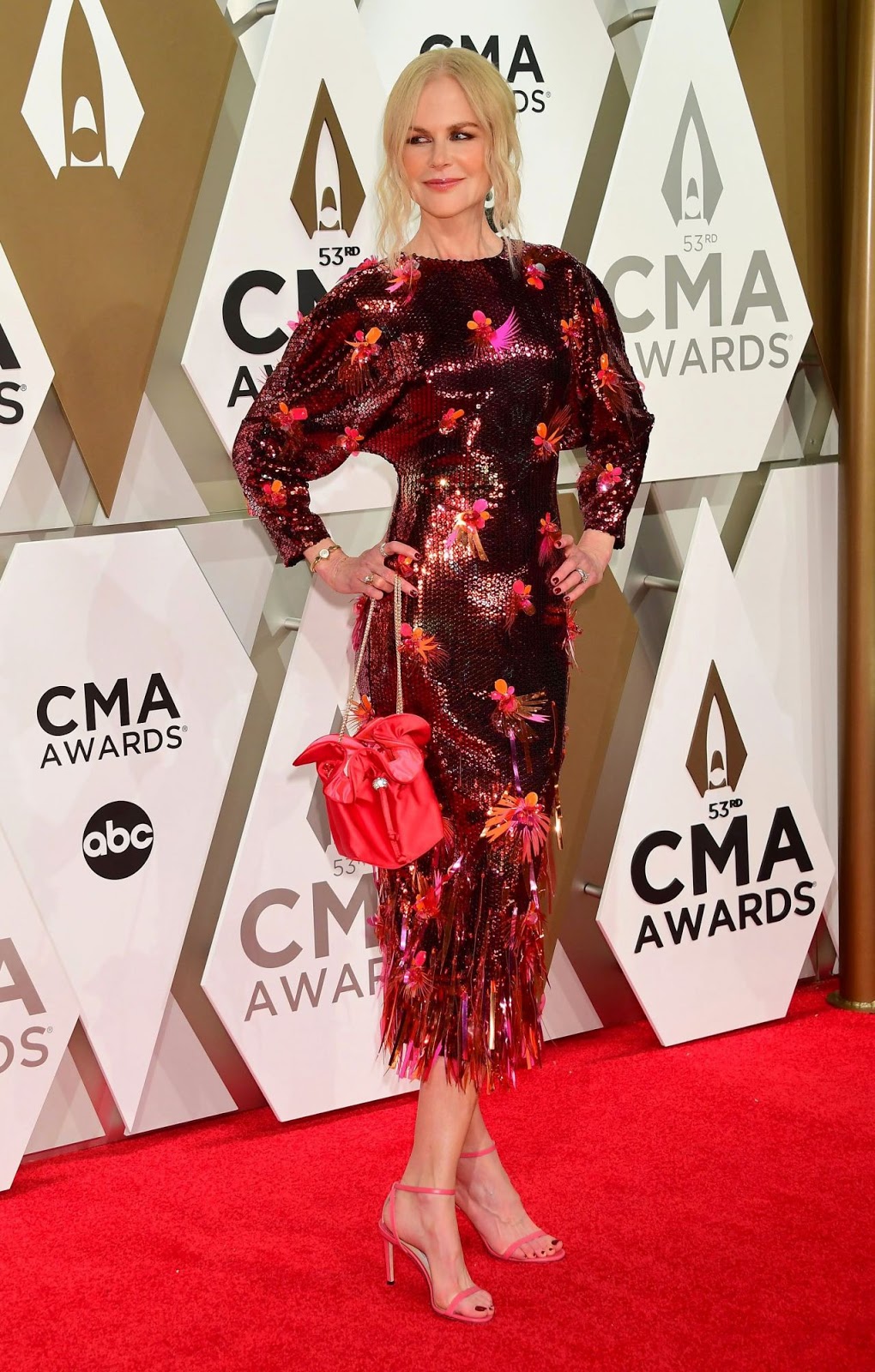 Nicole Kidman dazzles in sequins at the 2019 CMA Awards
