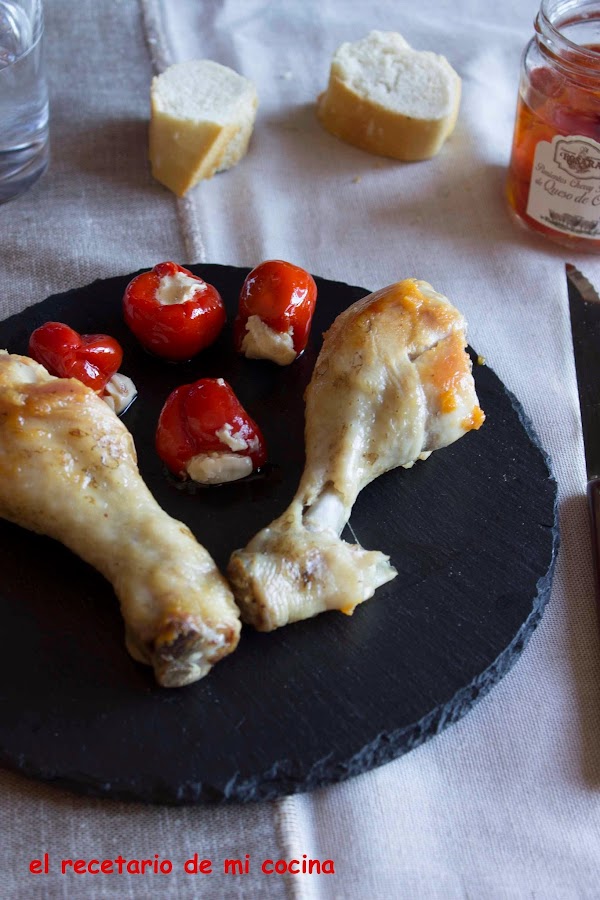 Jamoncillos de pollo asados con pimientos rellenos