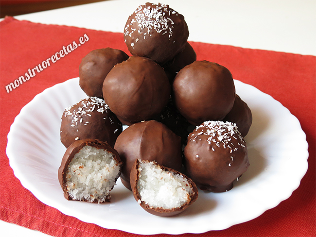 Bombones o bolitas de coco cubiertas de chocolate