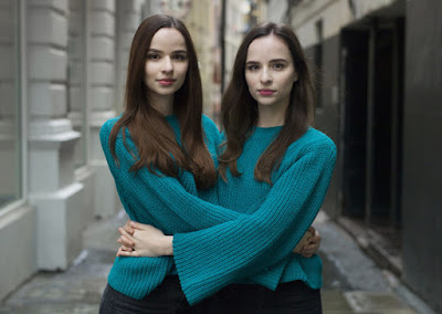 10 Foto Gadis Cantik Kembar Identik di Dunia, Bikin Takjub!