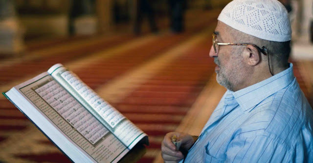 Enak Sambil Berbaring, Memangnya Boleh Baca Al-Qur`an Sambil Tiduran?