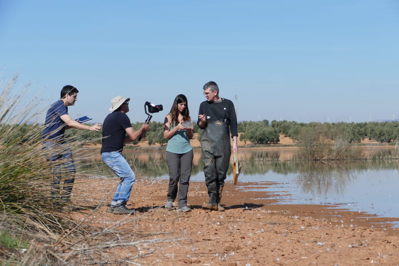 La televisión grabando junto laguna. Málaga