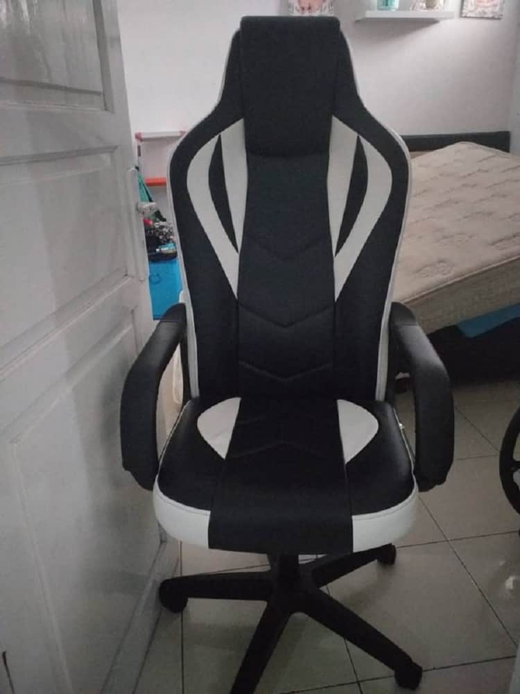  Gaming Chair Murah Terbaik with Simple Decor