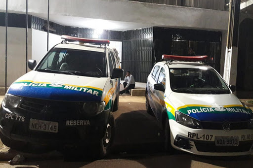 Homem agride a namorada com capacete e tenta jogá-la de escada motivado por ciúmes