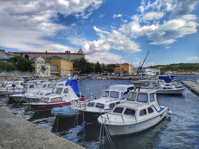 widok na port Kraljevica Chorwacja, oleandry