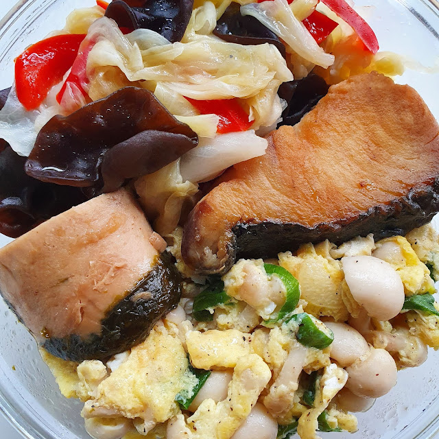 今日午餐：白菇蔥蛋、高麗菜、水果椒、黑木耳、素肉、土魠魚，2021.04.16
