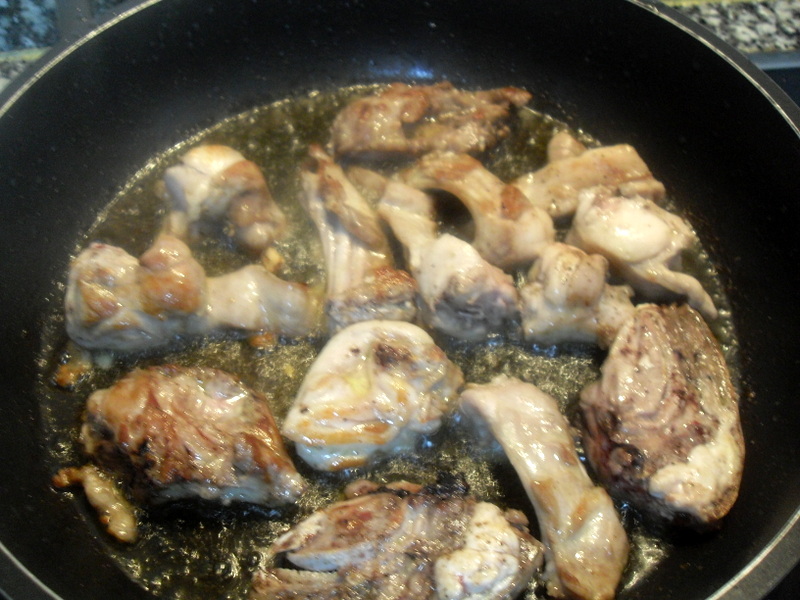 Dorando la carne de conejo con ajos.