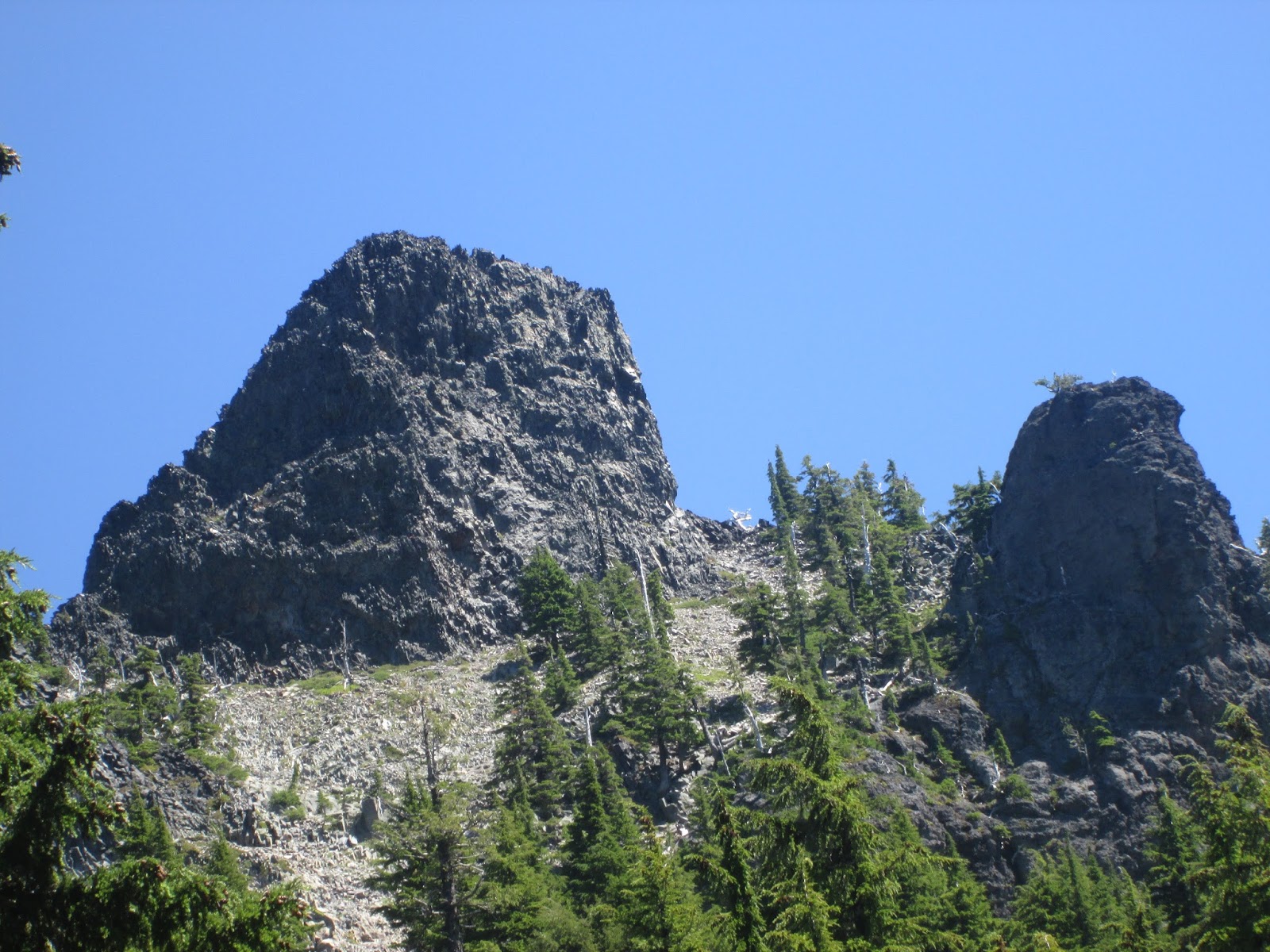 Hiking Oregon Divide Lake and Mount Yoran