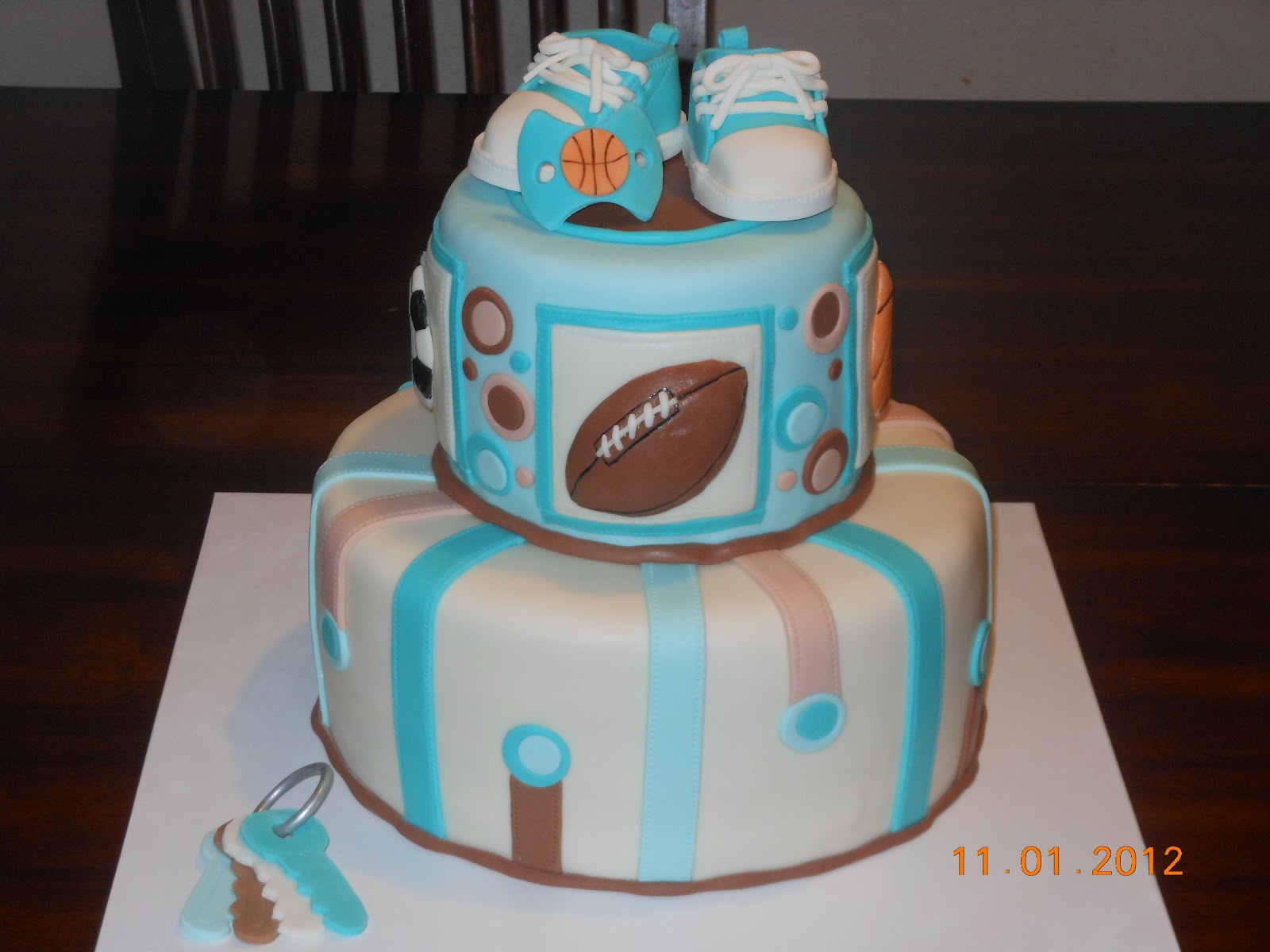 And Here's the back. (I like to see the backs of cakes when they are ...