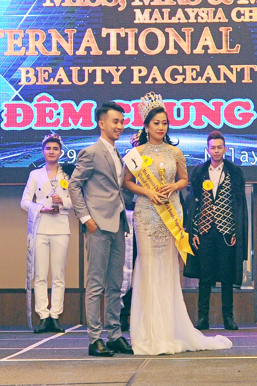  Miss, Mrs & Mr Malaysia Chinatown World Beauty Pageant 2019 rực rỡ sắc màu đêm chung kết tại Malaysia