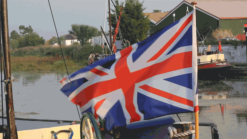 Юнион Джек на корабле. Флаг Великобритании гиф. Территория Великобритании с флагом. Британский гиф. В великобритании спустили флаги