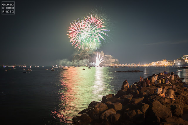 Antiche tradizioni dell' Isola d' Ischia, Festa a mare agli scogli di Sant' Anna, Festa di Sant'Anna 2018, foto Ischia, fotografare i fuochi d'artificio, Incendio del Castello Aragonese Ischia, 