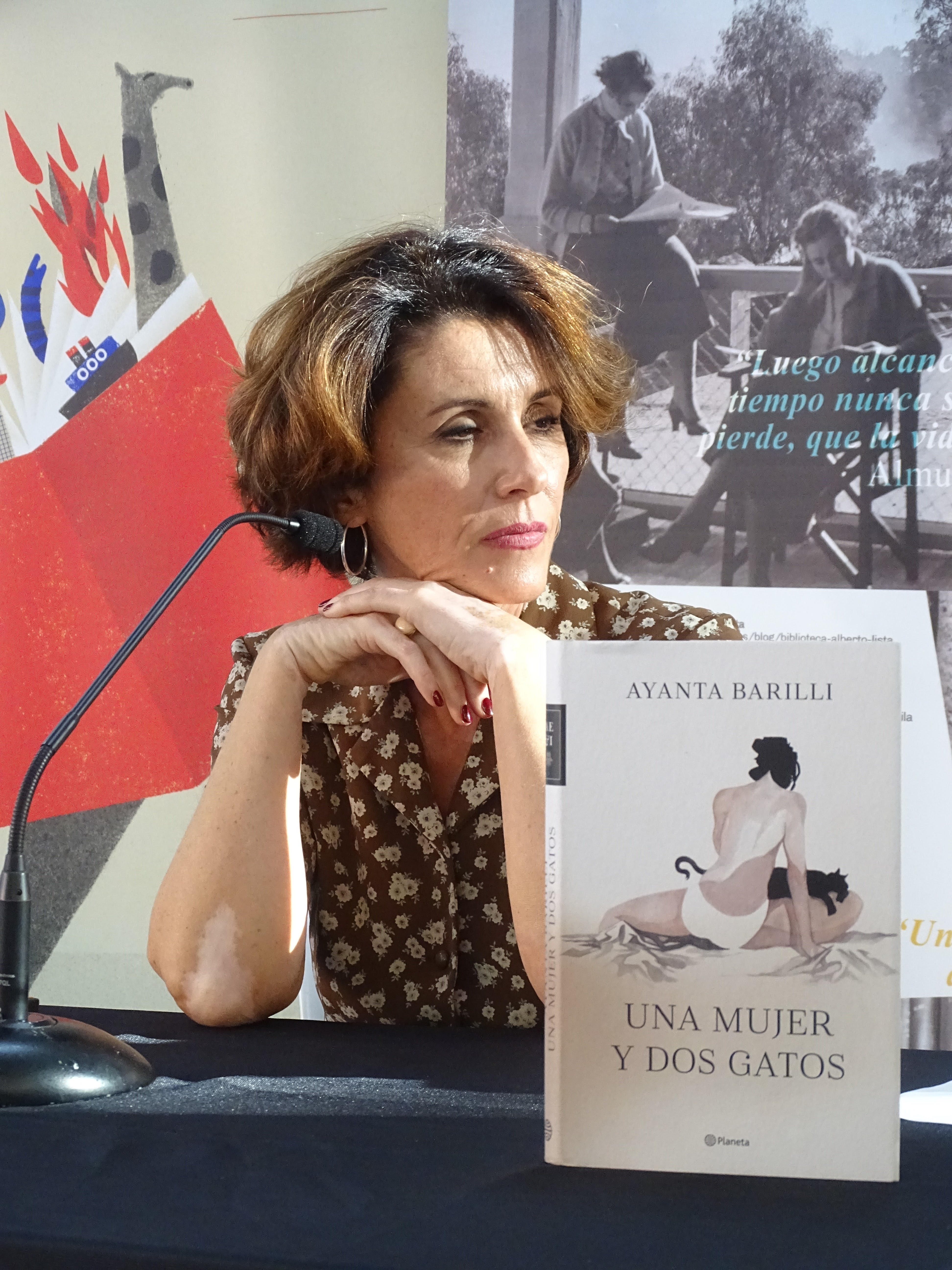 Presentación de Una mujer y dos gatos de Ayanta Barilli en la Feria del  libro de Sevilla | Libros en el petate