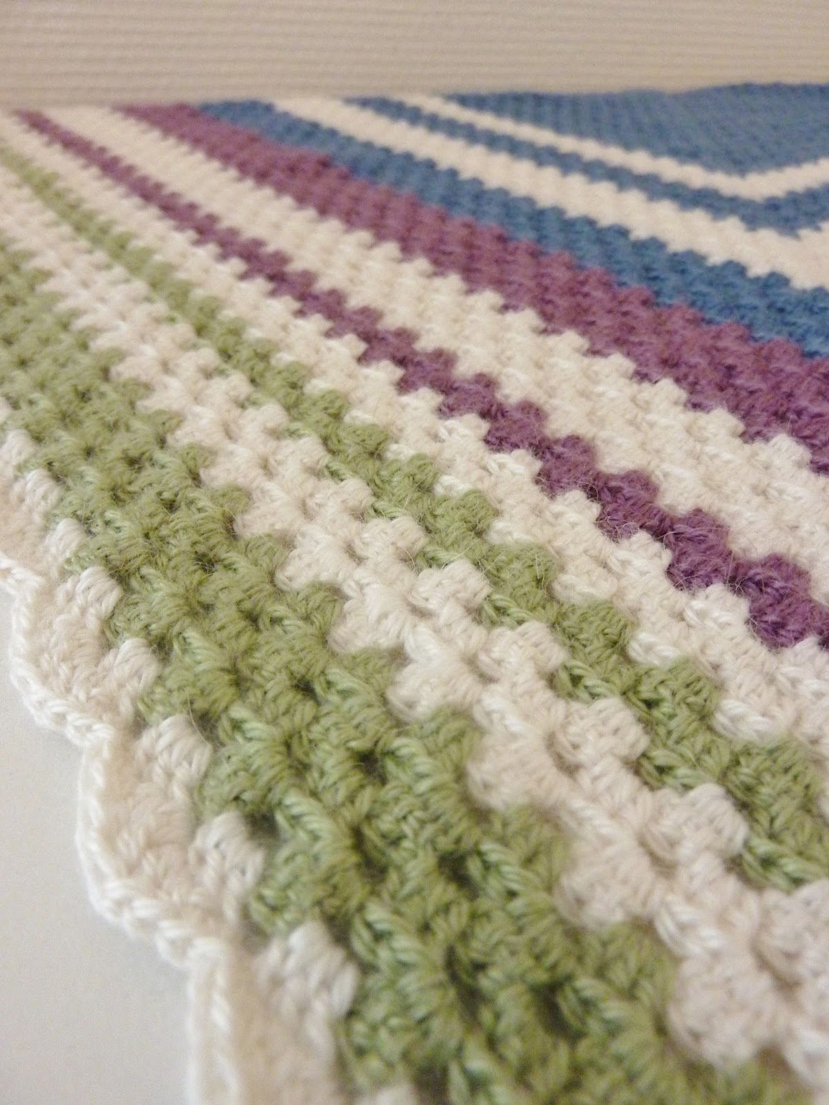 le Crochet de Pandore Châle Half Granny Square