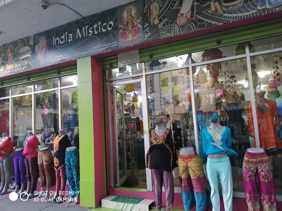 Ropa Y Artesania De La India