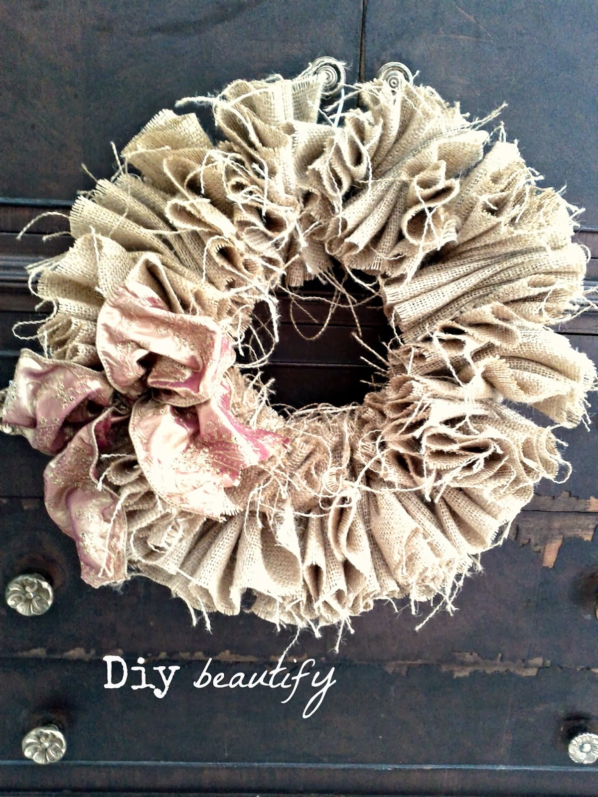 Features and How to Make Burlap Wreaths for Halloween DIY Beautify