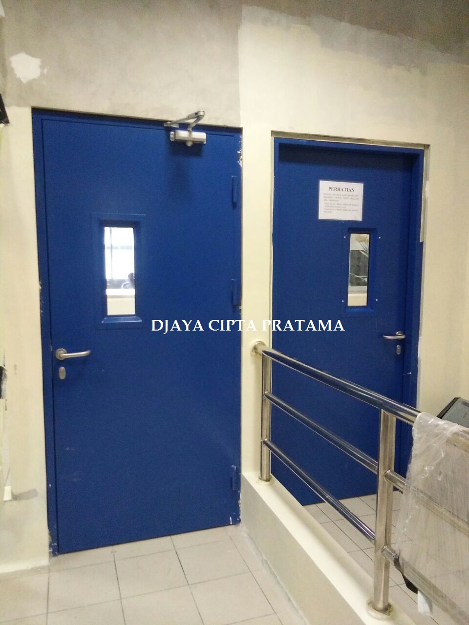 ketentuan pintu darurat emergency door