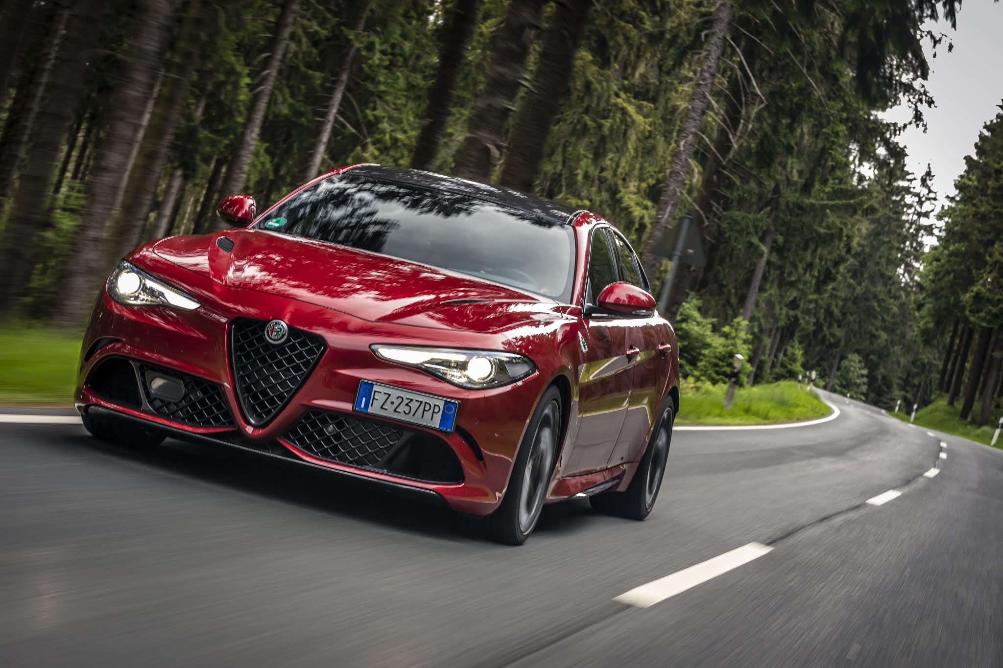 Alfa%2BRomeo%2BGiulia%2BQuadrifoglio%2Belected%2Bas%2BSportscar%2Bof%2Bthe%2BYear.jpg