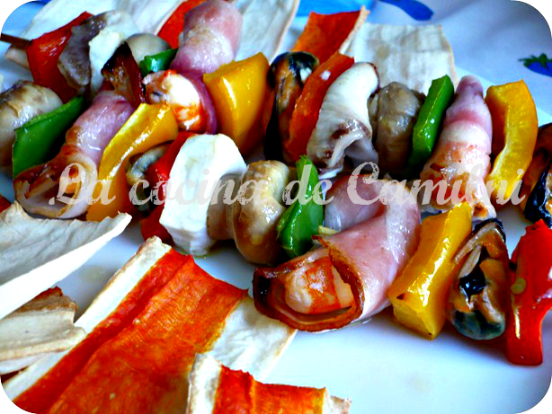 Brochetas de cazón y langostinos con chips de surimi (La cocina de Camilni)