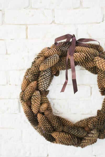 Cómo hacer una corona de piñas