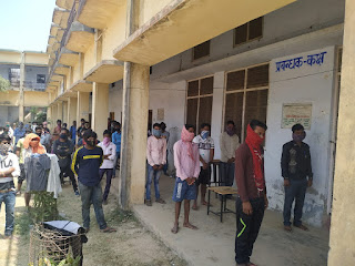 कालपी में क्वारेन्टीन किये गये व्यक्तियों को चेक कर व्यवस्थाओं का निरीक्षण -जिलाधिकारी जालौन Inspection of arrangements by checking the quarantined persons in Kalpi - District Magistrate संवाददाता, Journalist Anil Prabhakar. www.upviral24.in कालपी में क्वारेन्टीन किये गये व्यक्तियों को चेक कर व्यवस्थाओं का निरीक्षण -जिलाधिकारी जालौन Inspection of arrangements by checking the quarantined persons in Kalpi - District Magistrate संवाददाता, Journalist Anil Prabhakar. www.upviral24.in