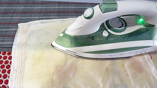 Planchando dobladillo con trapo por encima