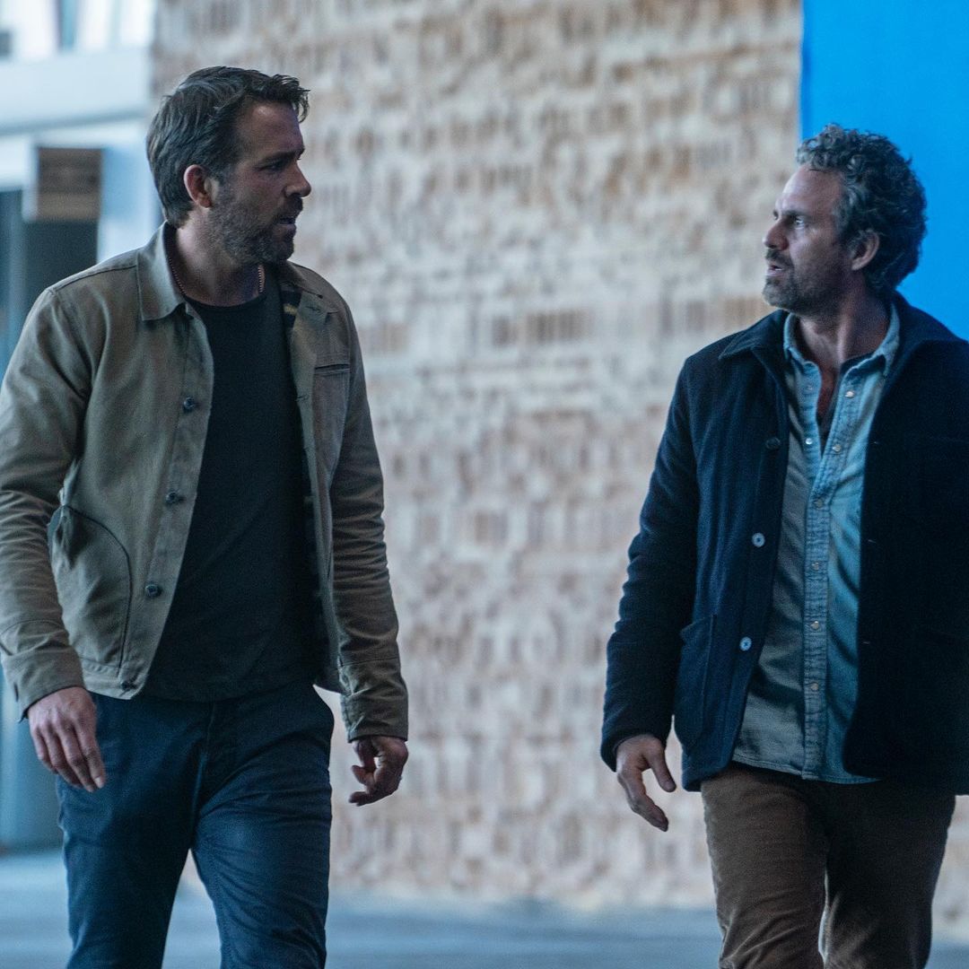 Fotos de “The Adam Project” mostram Ryan Reynolds e Mark RUffalo como ...