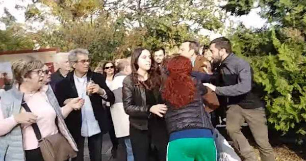 Ενταση στην Πολυτεχνική Σχολή του ΑΠΘ - Φοιτητές κατέστρεψαν το στεφάνι του ΣΥΡΙΖΑ (vid) Ενταση στην Πολυτεχνική Σχολή του ΑΠΘ - Φοιτητές κατέστρεψαν το στεφάνι του ΣΥΡΙΖΑ (vid)
