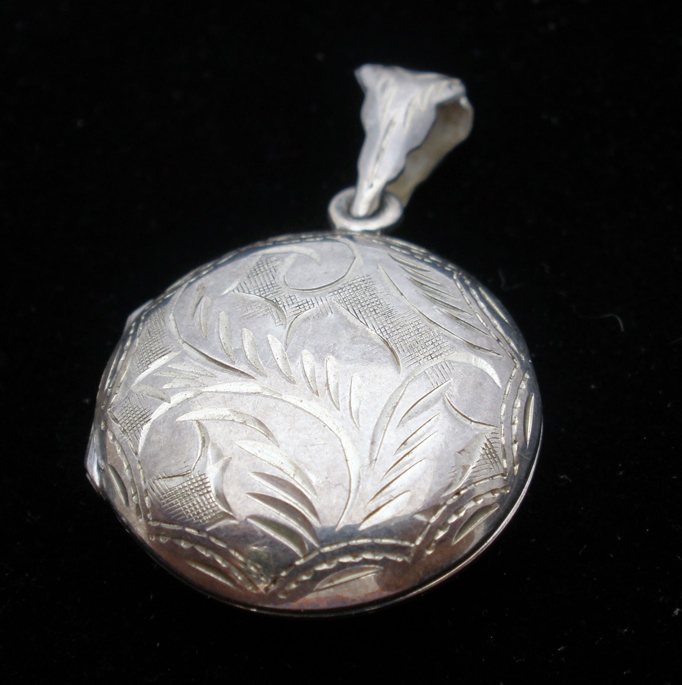 The Jewelry Lady's Store: Sterling Silver Round Locket Pendant Vintage