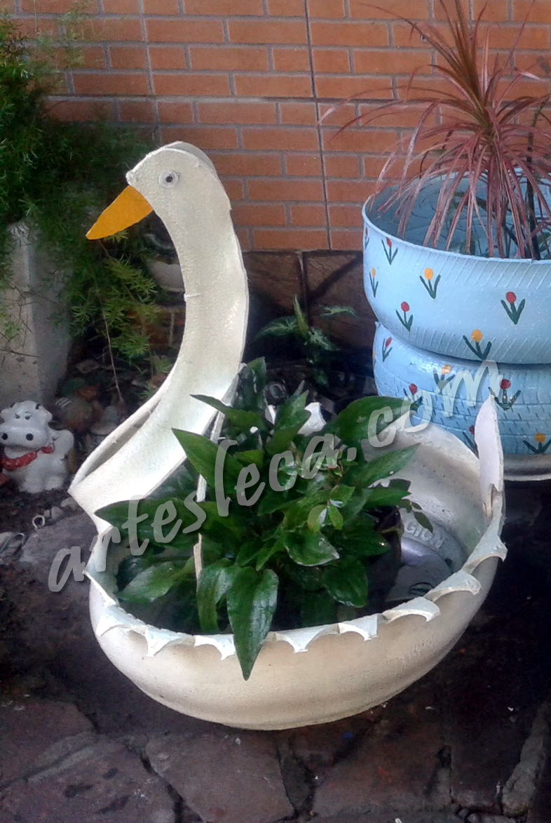 Artes Leca Ideias de Artesanatos Artesanato de pneus Floreira de pneu em formato de pato Adesivo De Parede Urso Principe ~ Artes Leca Ideias de Artesanatos Artesanato de pneus Floreira de pneu em formato de pato
