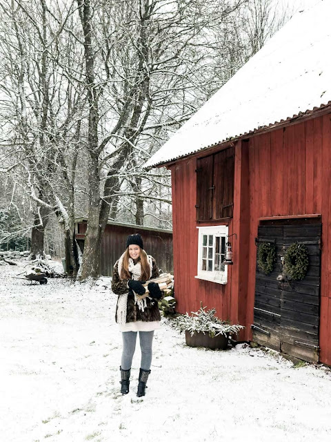 Old-fashioned Christmas in a stylist's 19th century farmhouse