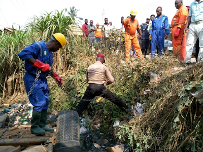 8 Photos: Man rescued alive after crashing car into ditch at Ota, Ogun State