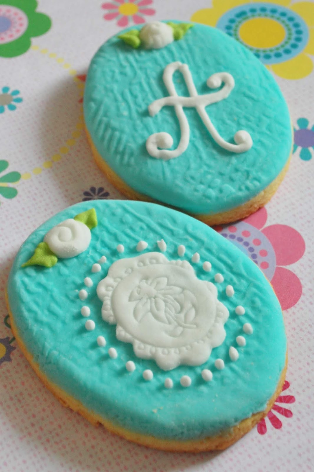 Decorating cookies with marshmallow fondant