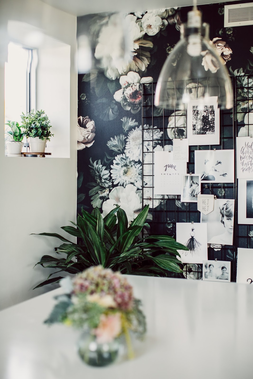 Papel pintado floral en una oficina y una genial idea low-cost
