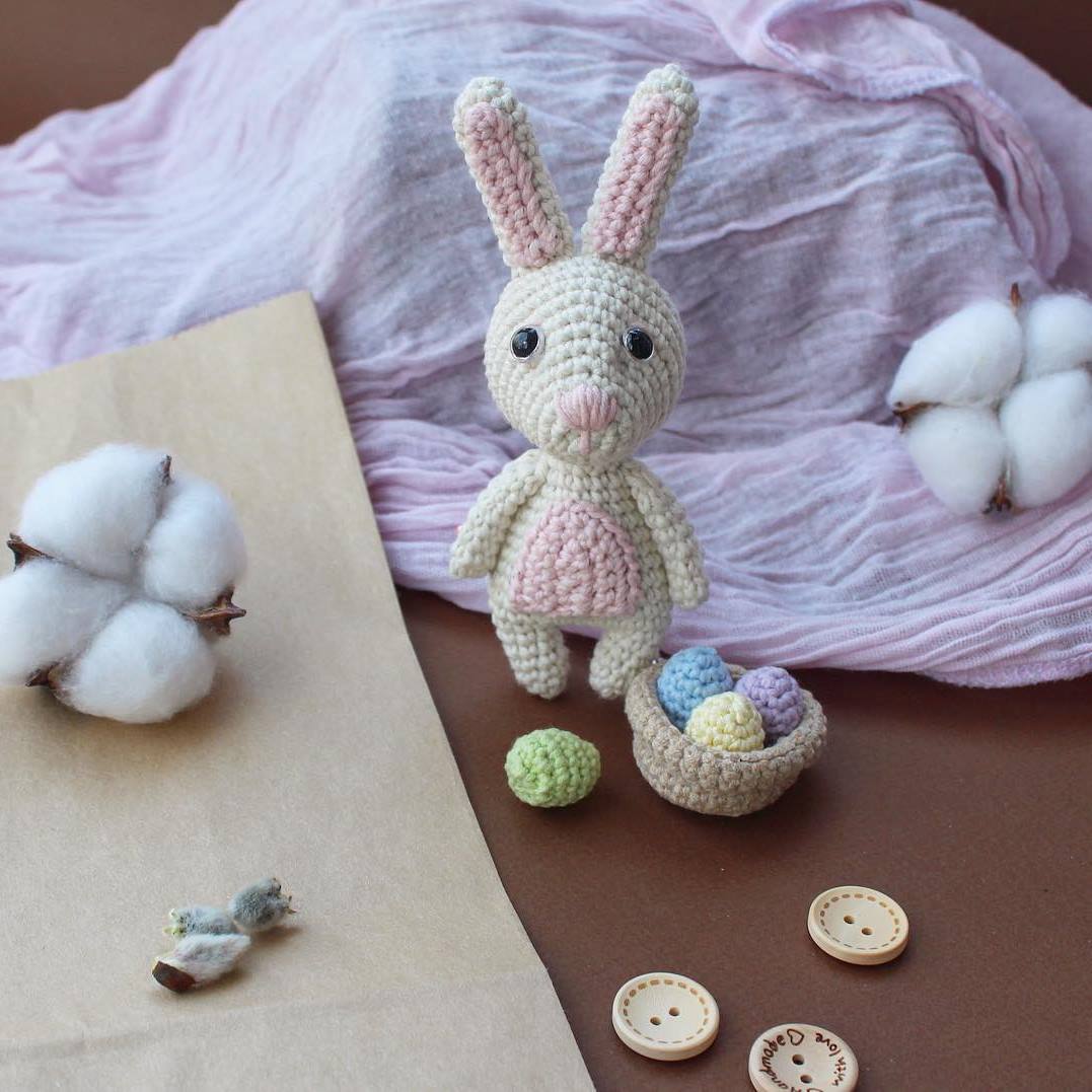 Crochet bunny with Easter backet