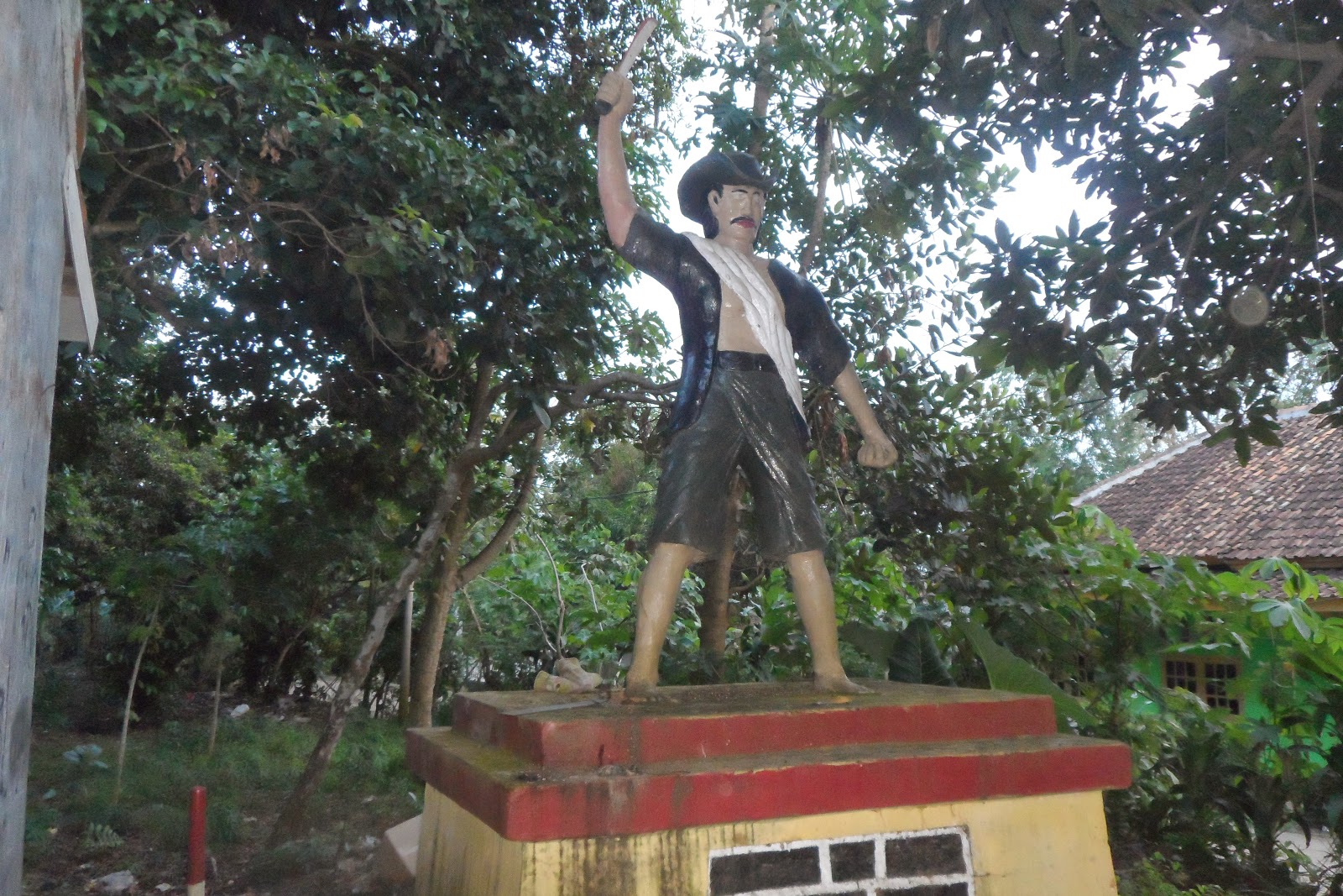 CLICK TO ENLARGE Patung Kasmin Pahlawan Tak Dikenal Dari Tinggar