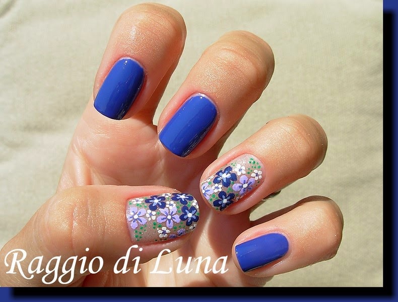 Raggio di Luna Nails: Blooming flowers on blue