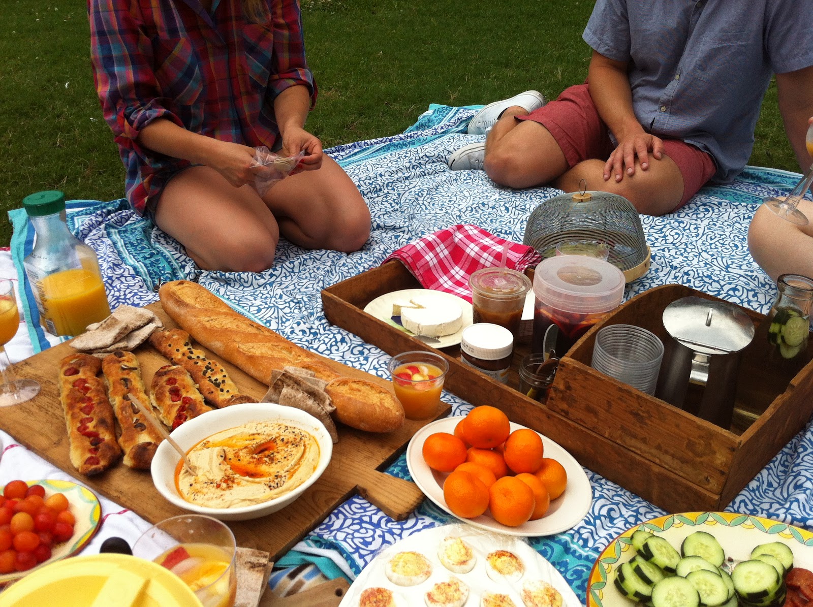 Пикник едет. Еда на природе. Еда на пикник. Продукты на природу. Продукты на пикник.
