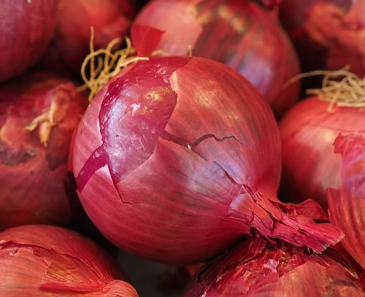 The advantages and disadvantages of eating raw onions