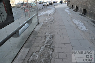 © hamburgize.com / Stefan Warda - "Geräumter Radweg" Gorch-Fock-Wall Fake-Winterdienst: "Geräumter Radweg" Gorch-Fock-Wall / Stephansplatz