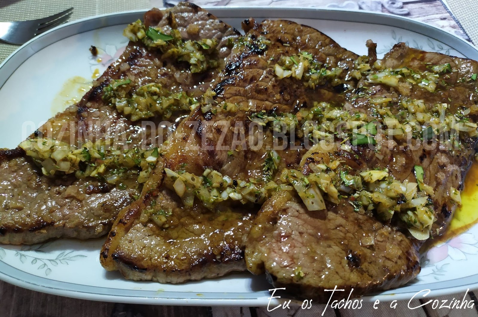 Bifes de alcatra em vinagreta de ervas