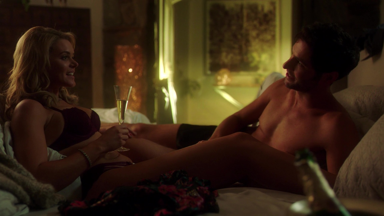 Tom Ellis shirtless in Lucifer 3-04 "What Would Lucifer Do? 