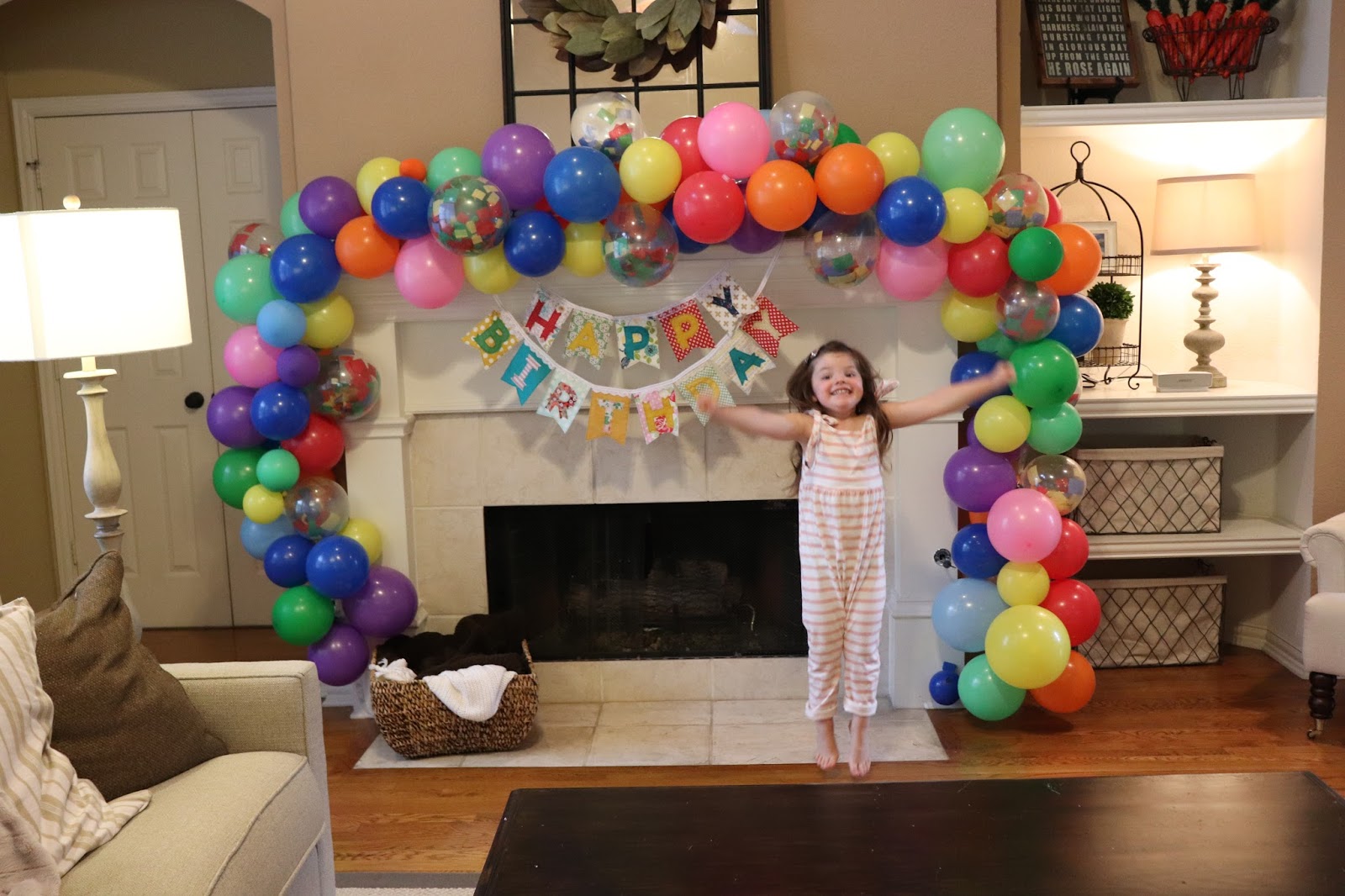 momfessionals-birthday-mantle-balloon-arch