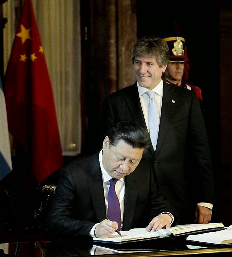 O presidente chinês Xi Jiping assina acordos na Casa Rosada. A seu lado, o vicepresidente argentino Amado Boudou, hoje indiciado pela Justiça. O presidente chinês Xi Jiping assina acordos na Casa Rosada. A seu lado, o vicepresidente argentino Amado Boudou, hoje indiciado pela Justiça.