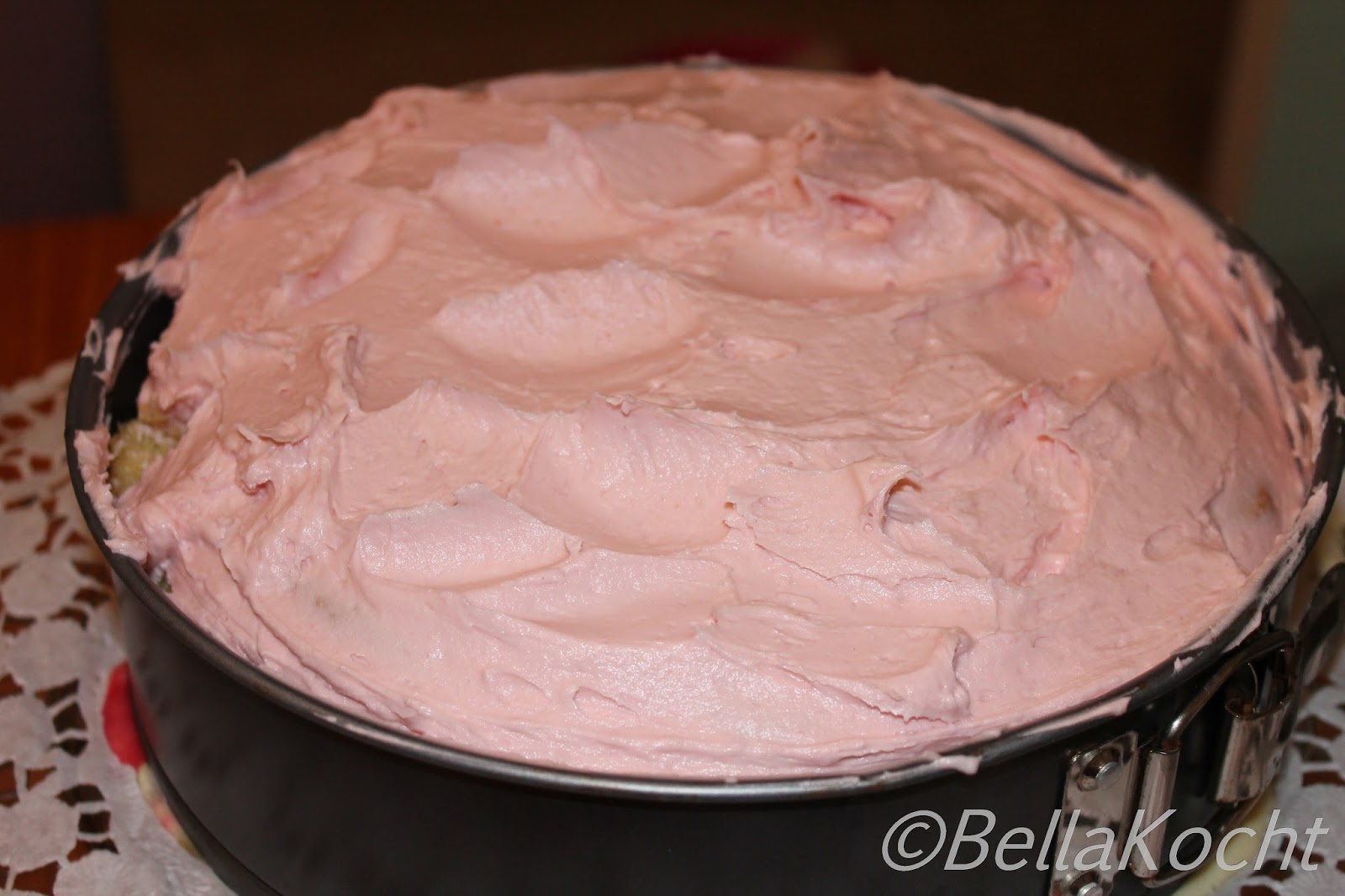 Schmandtorte mit Himbeerfrosting | bellakocht