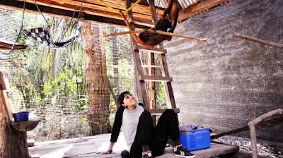 Cris en el proyecto junto a un primate