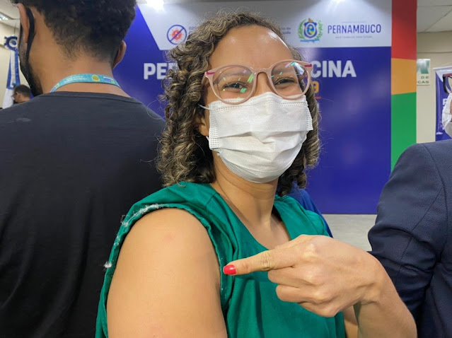 A fisioterapeuta Tatiana Vasconcelos foi vacinada contra a Covid-19, na primeira noite de campanha, no Recife A fisioterapeuta Tatiana Vasconcelos foi vacinada contra a Covid-19, na primeira noite de campanha, no Recife