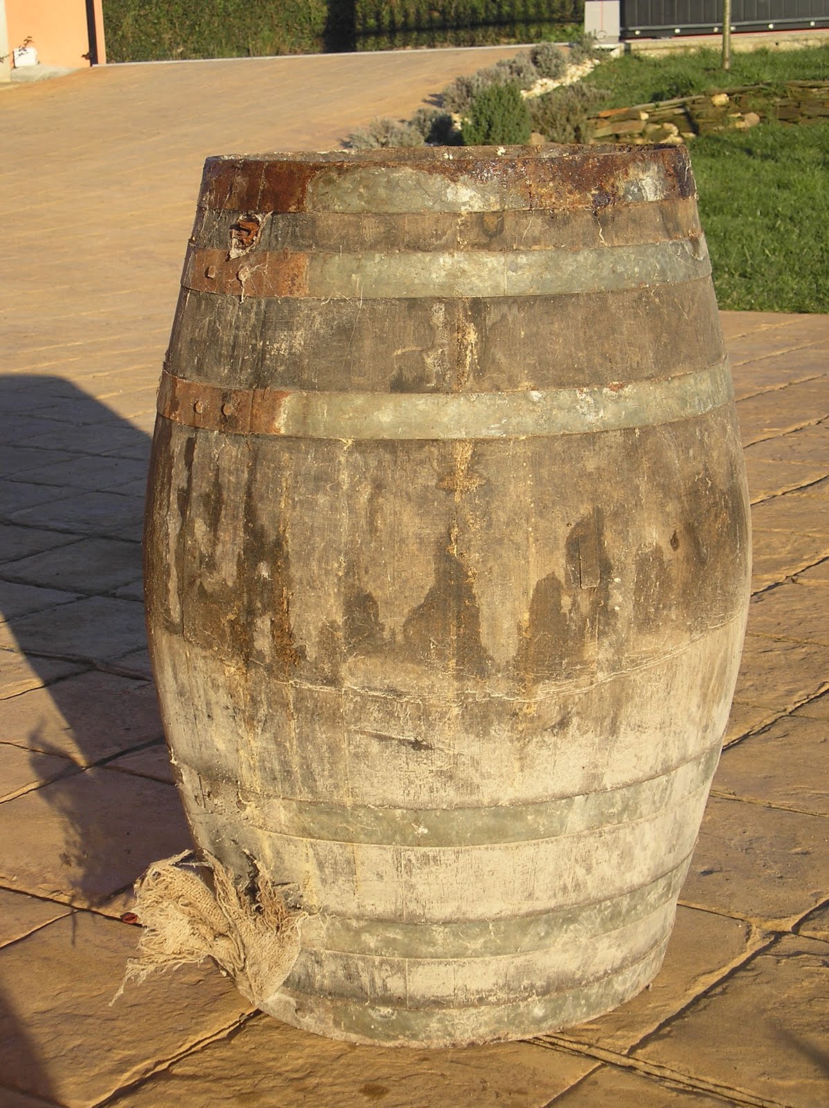 EL DESVAN DE MAMEN CON UNA BARRICA DE VINO