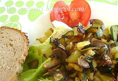 a hot-cold salad with zucchini, peppers, champignons and endives