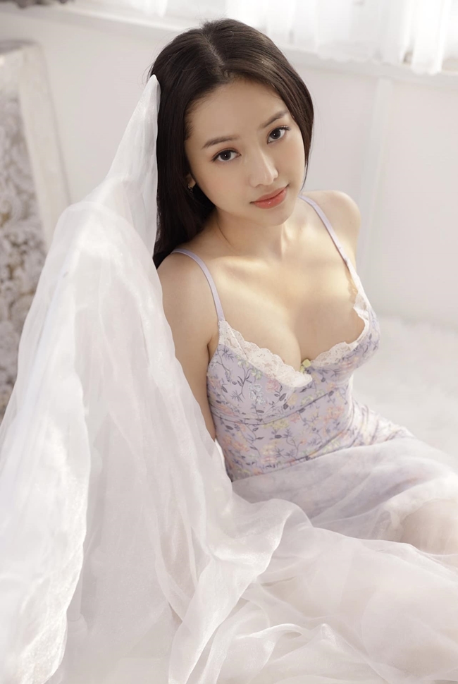 Thúy Vi lộ hàng